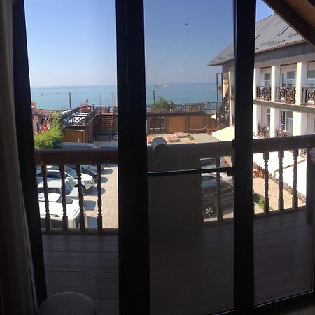 Веселий Кут Hotell Zaliznyi Port Exteriör bild