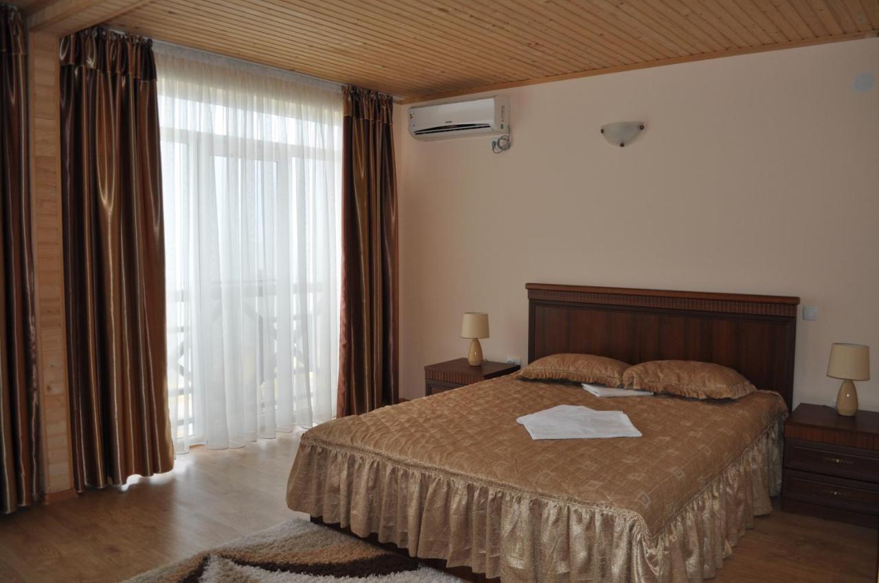 Веселий Кут Hotell Zaliznyi Port Exteriör bild