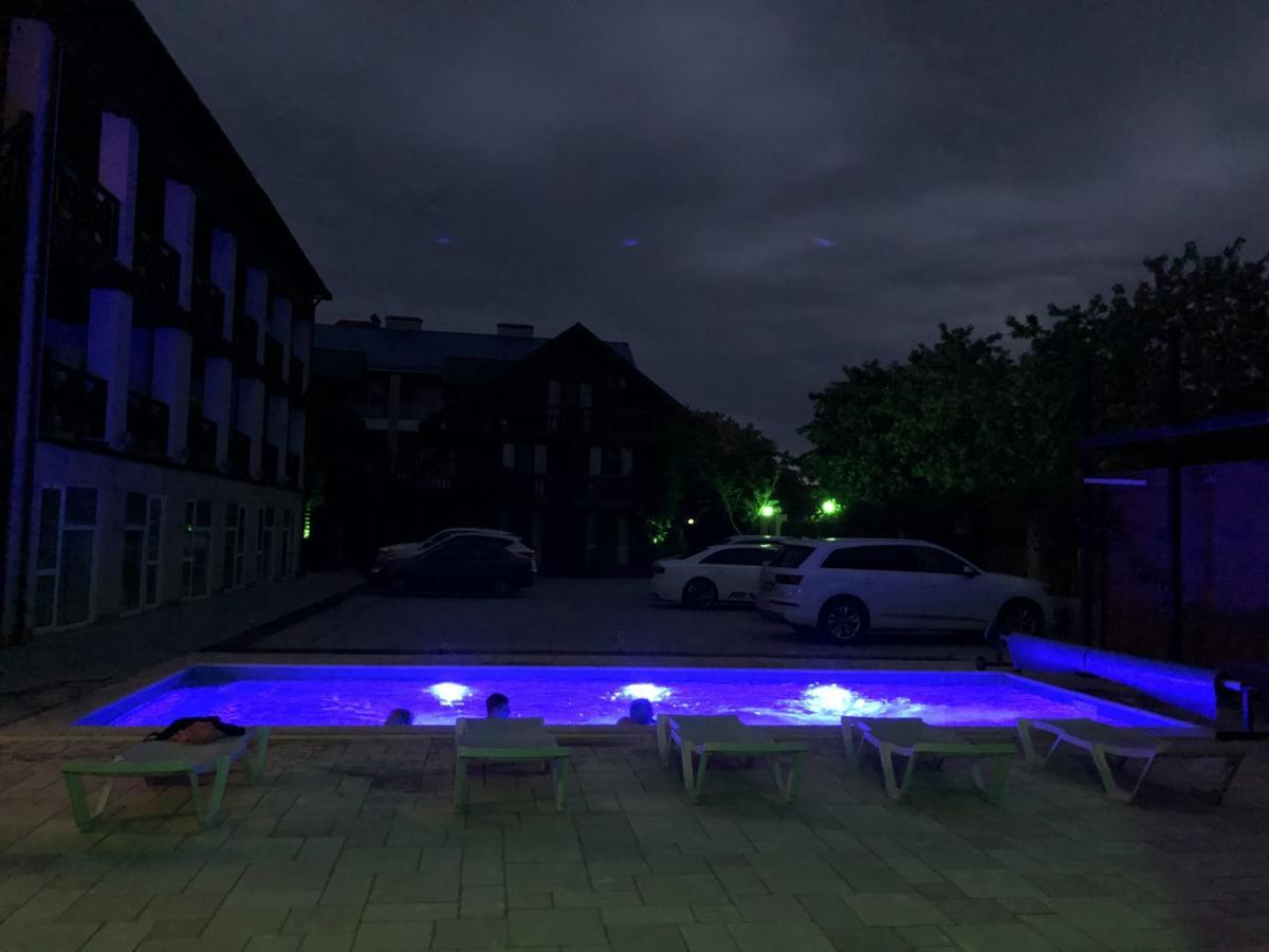 Веселий Кут Hotell Zaliznyi Port Exteriör bild