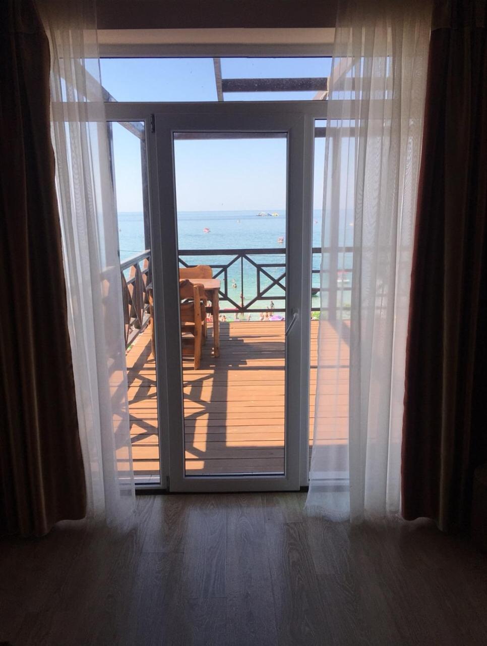 Веселий Кут Hotell Zaliznyi Port Exteriör bild