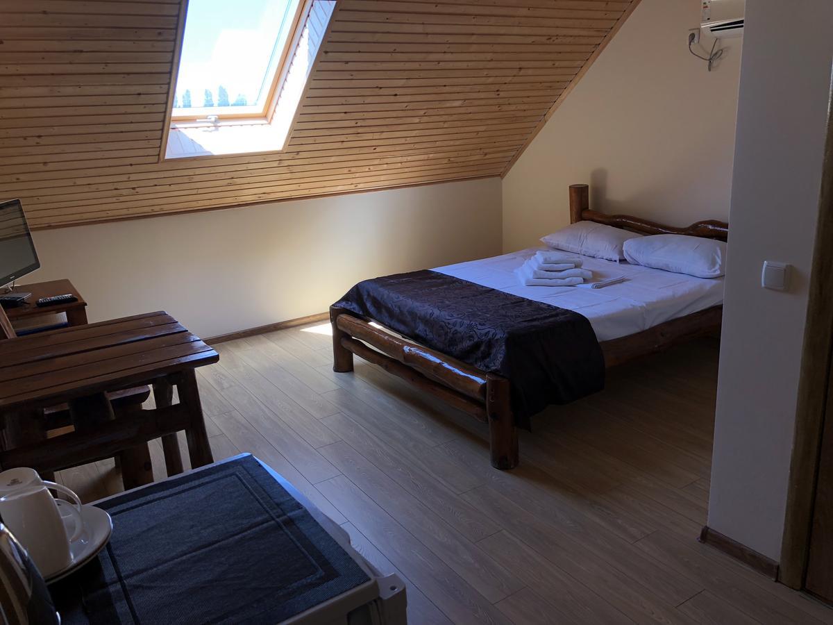 Веселий Кут Hotell Zaliznyi Port Exteriör bild