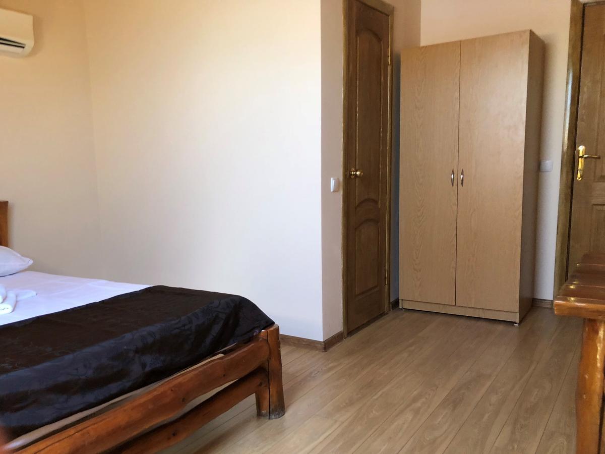 Веселий Кут Hotell Zaliznyi Port Exteriör bild