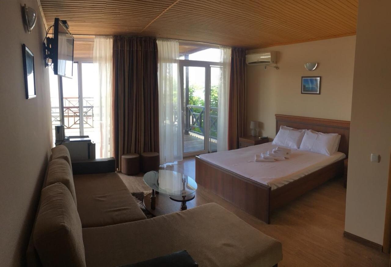 Веселий Кут Hotell Zaliznyi Port Exteriör bild