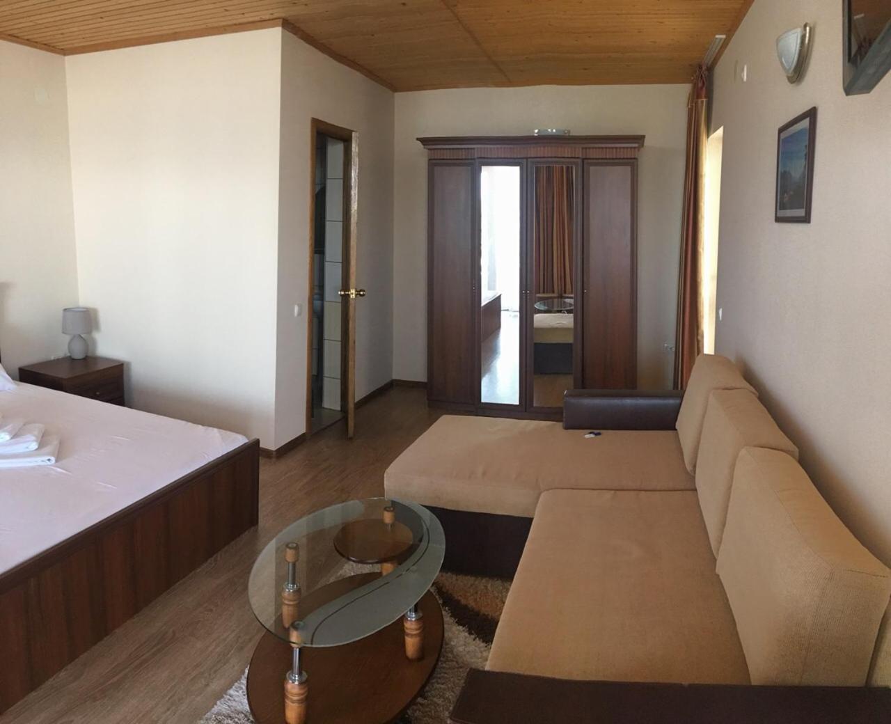 Веселий Кут Hotell Zaliznyi Port Exteriör bild