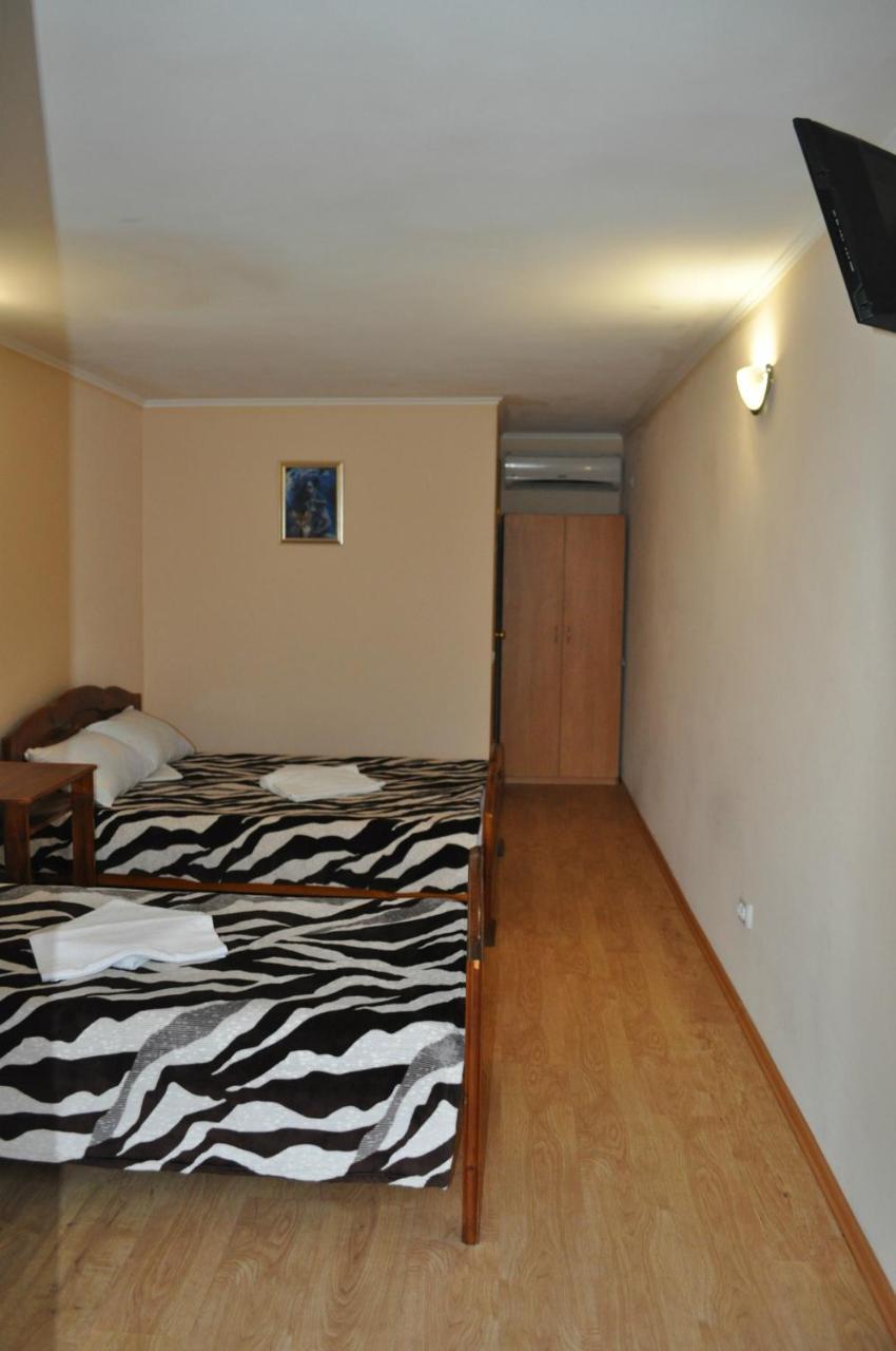 Веселий Кут Hotell Zaliznyi Port Exteriör bild
