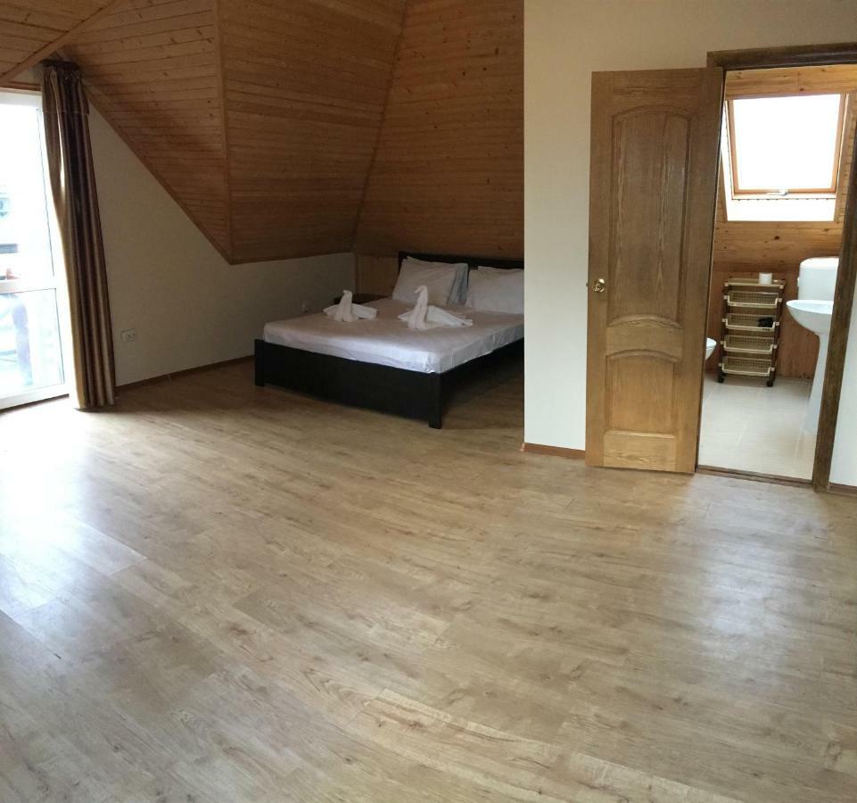 Веселий Кут Hotell Zaliznyi Port Rum bild